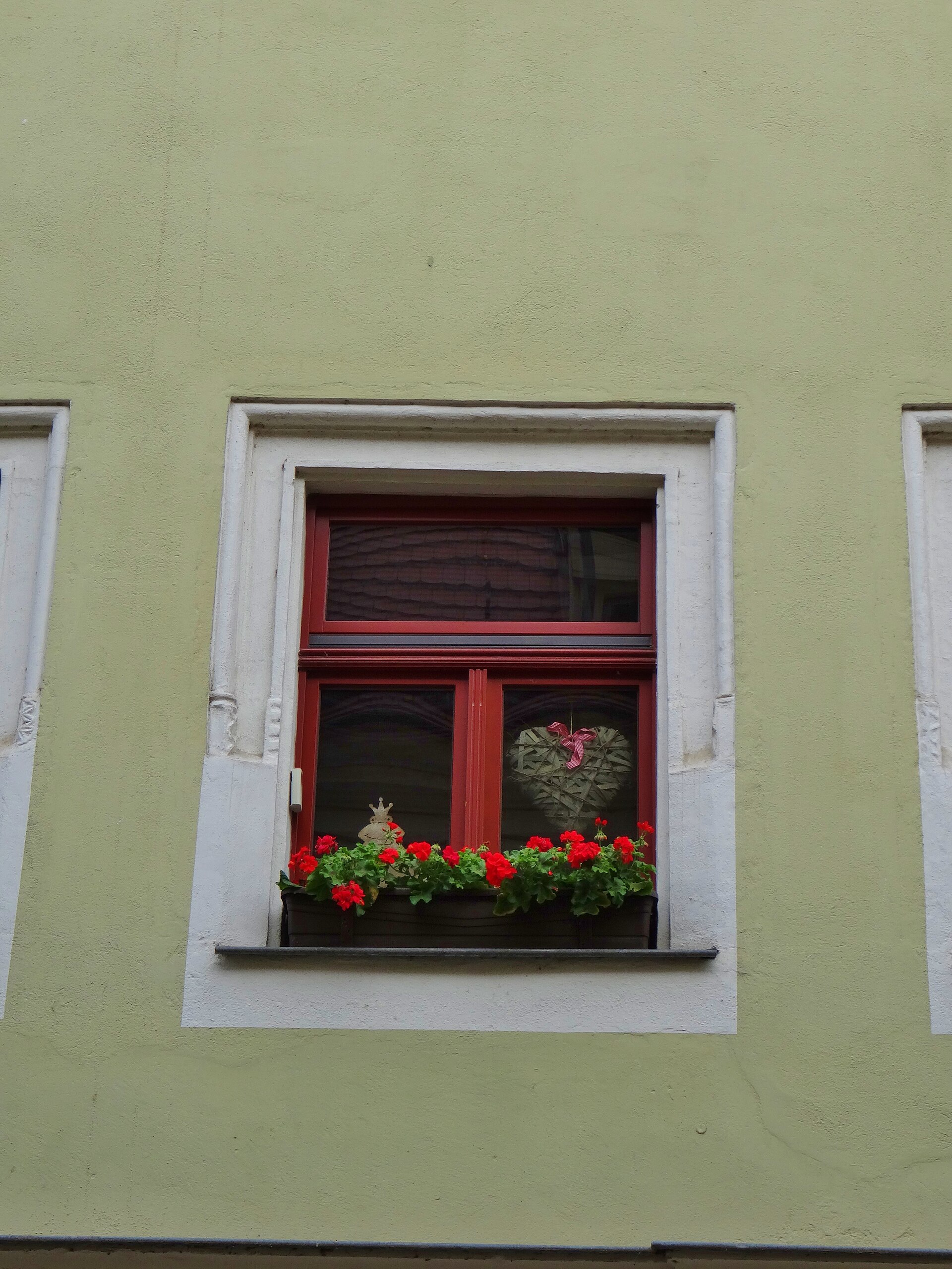 The Dohnaische Straße Pirna. During the morning the peoples walking over street. Children come with their teachers walking over the square and begging for being photographed. Old peoples watching out of the windows. The weather is fresh and you breath clean air. Nobody discriminates each other not even with a bad view.